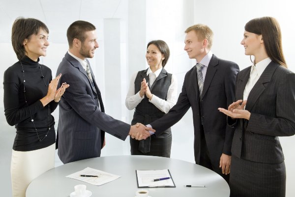 tại sao nên ưu tiên sử dụng con người trong phiên dịch